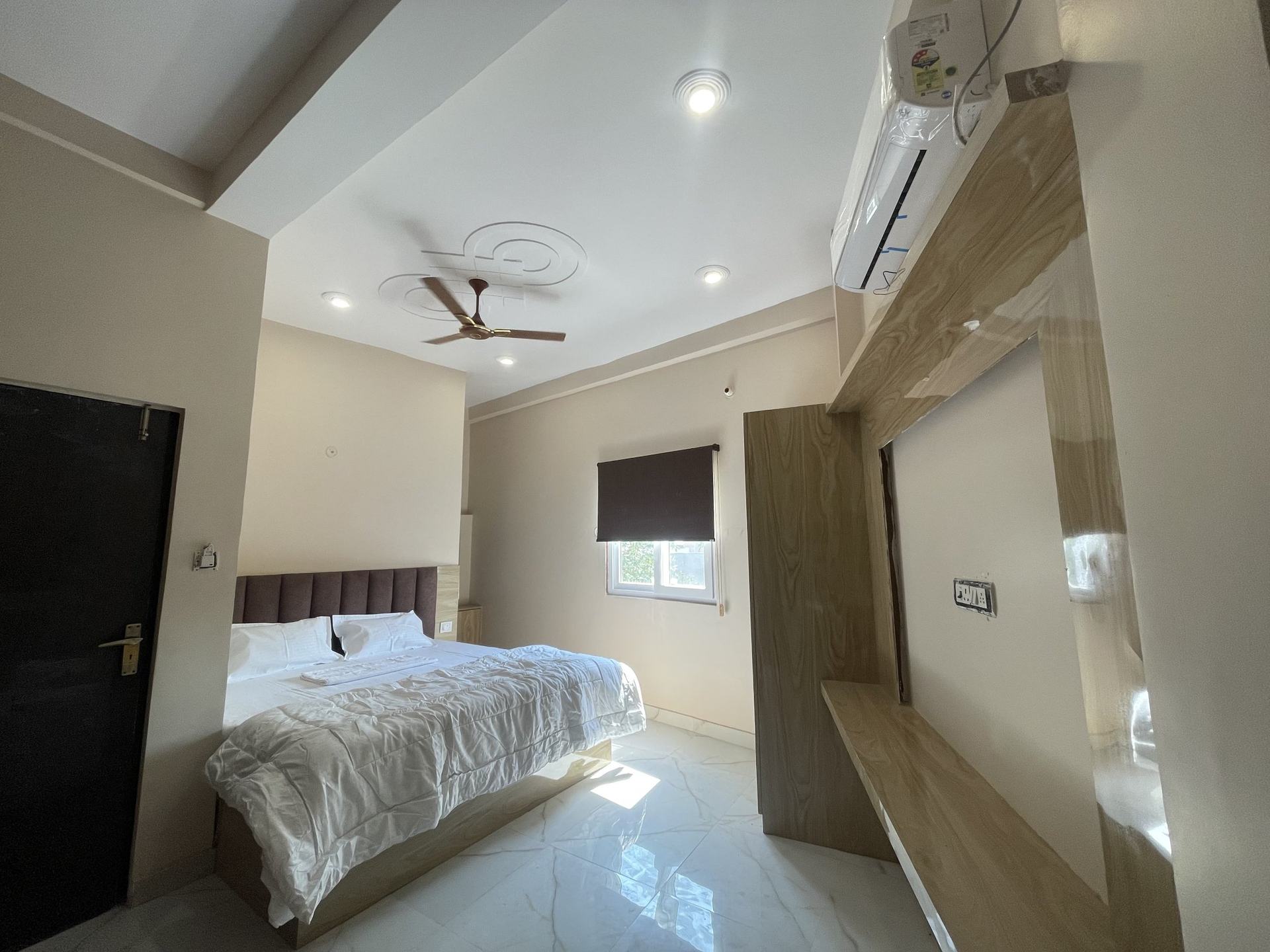 Air-conditioned room with double bed and wardrobe